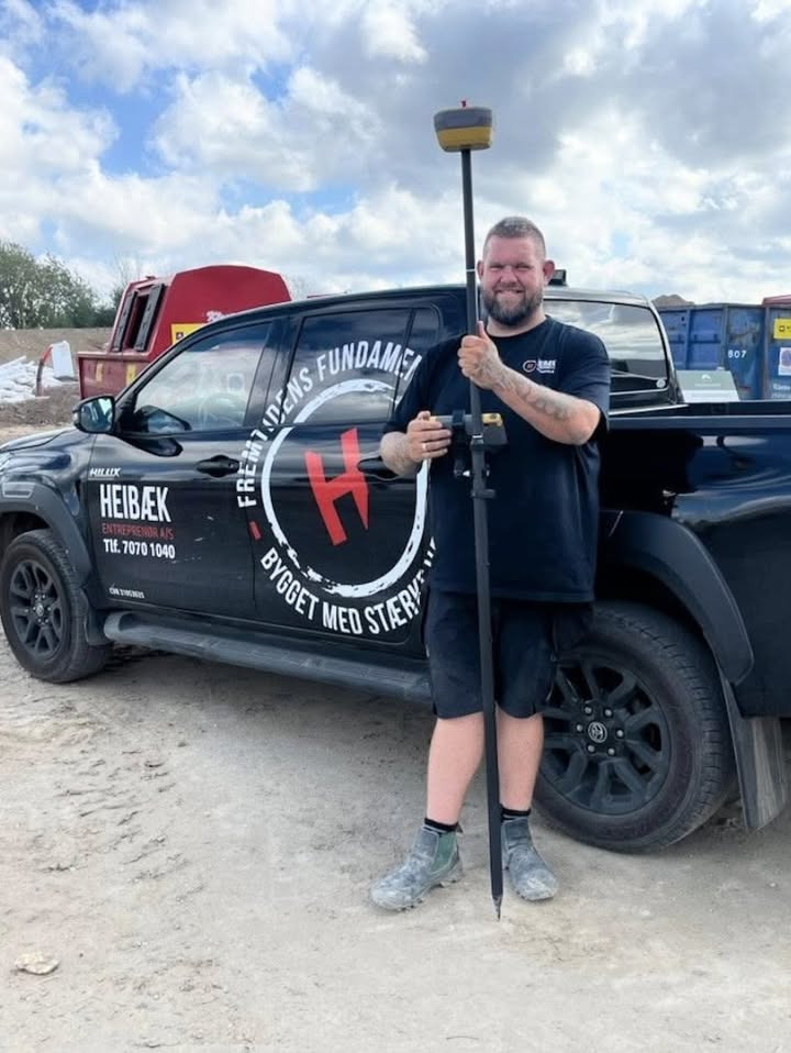 Scantruck A/S leverer avanceret Topcon-udstyr til Heibæk Entreprenør A/S for at understøtte deres vækst og kvalitetskrav