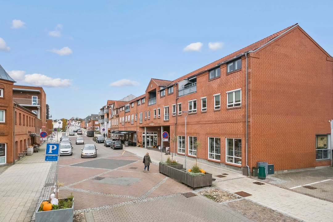 Lejlighed centralt i Støvring med udsigt fra sydvendt terrasse