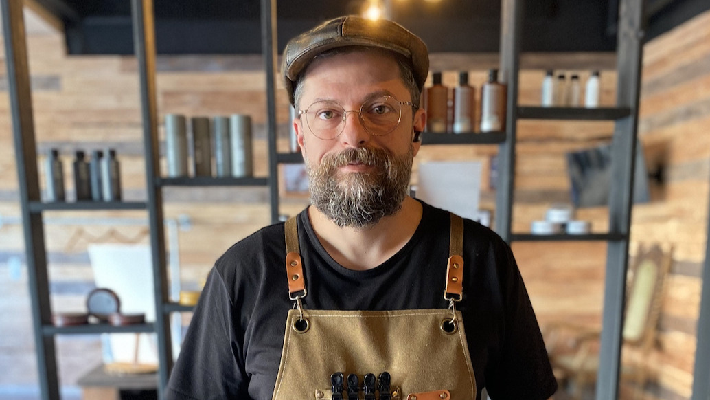 Mød Tony: En mester i hår og skæg hos The Barber's Den