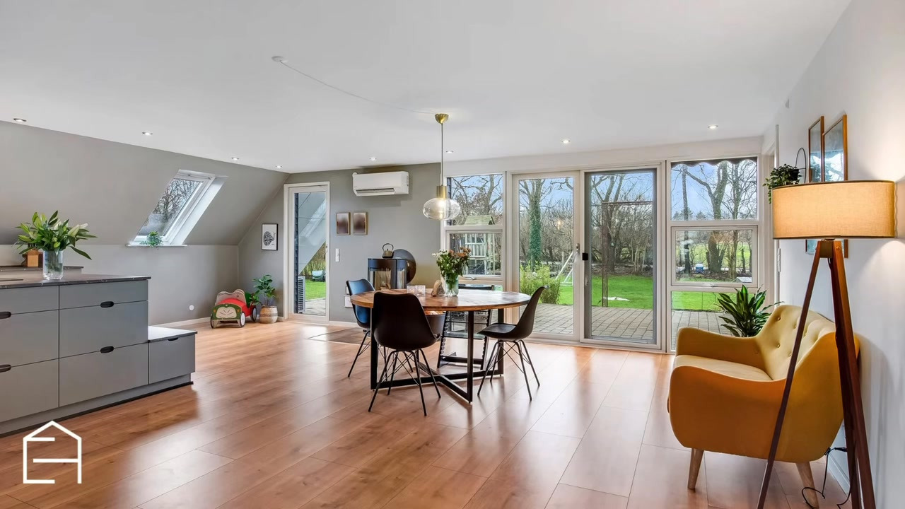 Ejenholm Bolig & Erhverv præsenterer rummelig A-hus villa på Jægerskoven i Toftlund