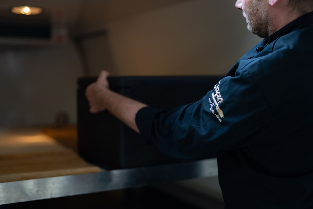 Cafe Oasen v/Dorthe Lyngholm Larsen & Lars Mejlstrup Larsen byder på julebuffet ud af huset i sæsonen for uldne sokker og snaps