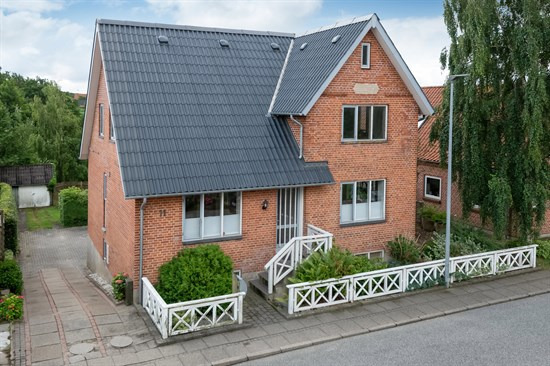 Regulær rødstens villa med nyt sort eternittag fra 2025