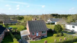 Familievenlig villa med moderne opdateringer på Aalborgvej i Gandrup tilbyder unikke etager og stor sydvendt have