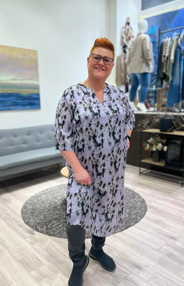 Only Curves præsenterer kjolen til forårets fester i smukt satinlook print