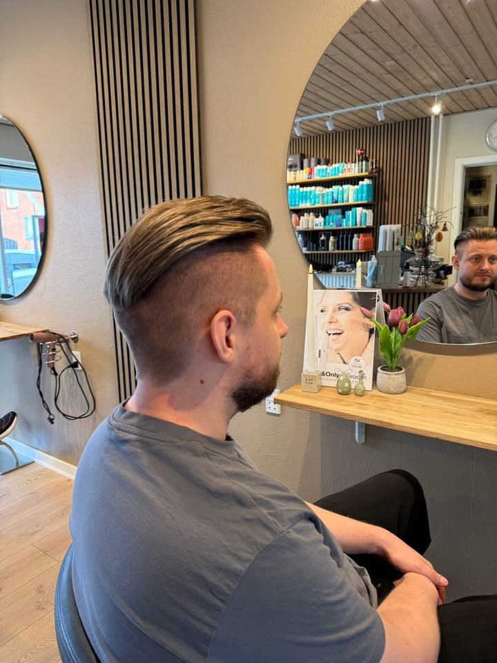 Combi Frisøren annoncerer ledige tider lørdag med parkering lige ved døren