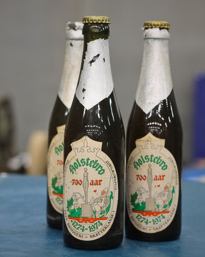 Holstebro Museum fejrer 700 års jubilæum med historiske ølflasker fra 1974