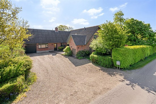 Til salg hos ESTATE Robin Thybo Esbjerg & Varde: Flot velholdt ejendom med 40 m2 isoleret værksted