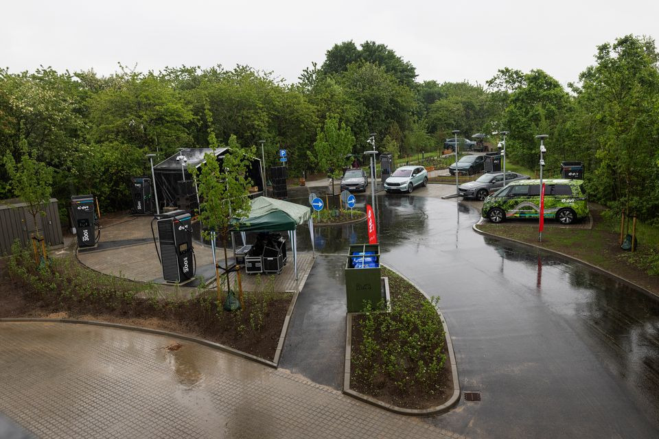 Åbningen af verdens første Omtankestation til elbiler tiltrak både politikere, borgere og erhvervsliv