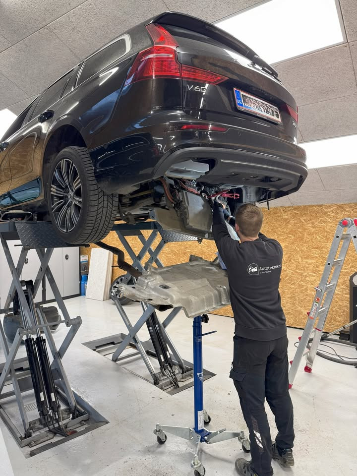 Autotekniker Kim Skytthe løser opladningsproblem i Volvo V60 plugin-hybrid