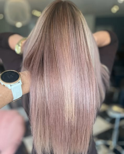 Chlou tilbyder signaturblond med lyserødt touch og botoxhårkur for ekstra shine og beskyttelse