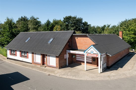 Til salg hos Estate Boligmægleren Tårs: Mulighed for en kombination af bolig og erhverv.