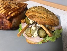 Min Købmand Øster Bjerregrav tilbyder frisksmurte flæskestegs-sandwich på fredag