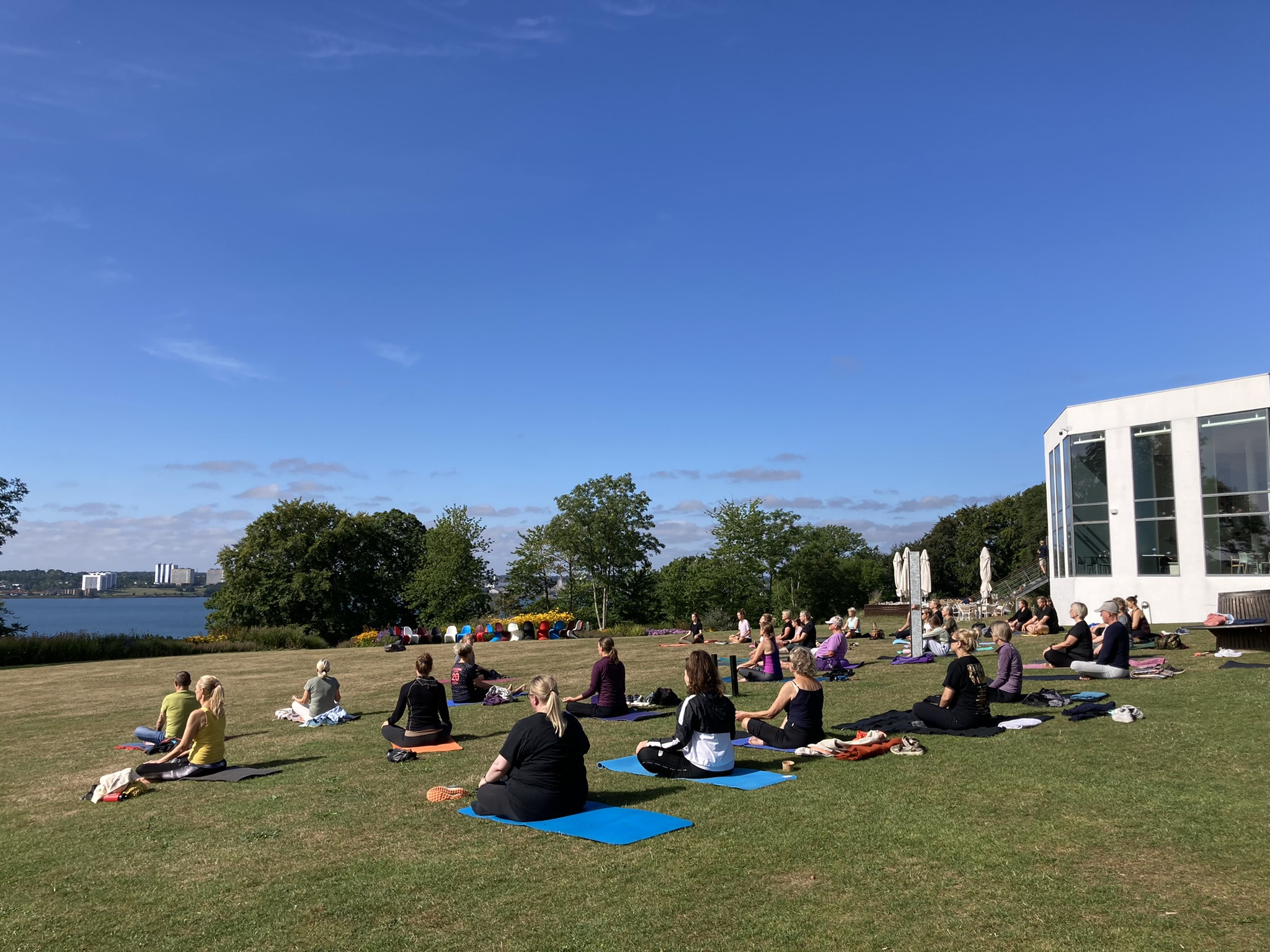 Yoga under åben himmel i Kolding