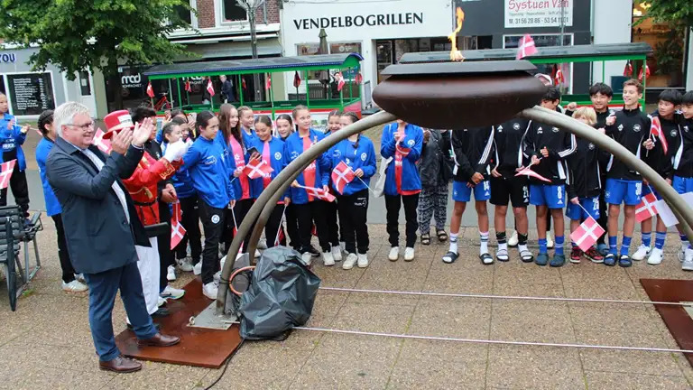 Spillere fra Grønland og Hongkong var med til at tænde Dana Cups flamme, da Krumme og Borgmester Søren Smalbro i dag satte årets Dana Cup i gang.