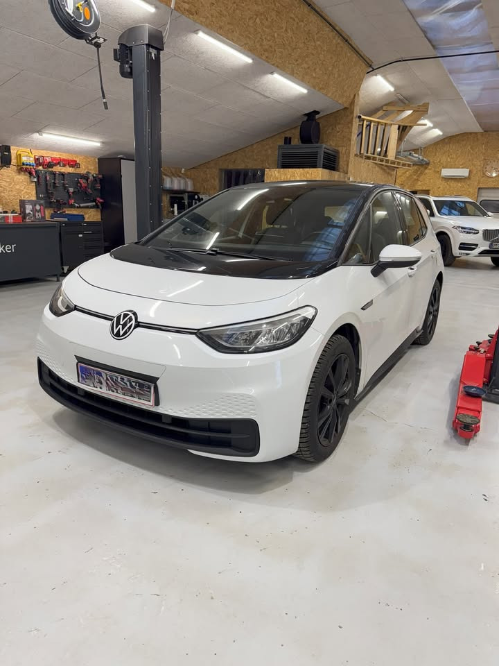 Autotekniker Kim Skytthe tilbyder ekspertise i forsikringsskader på elbiler