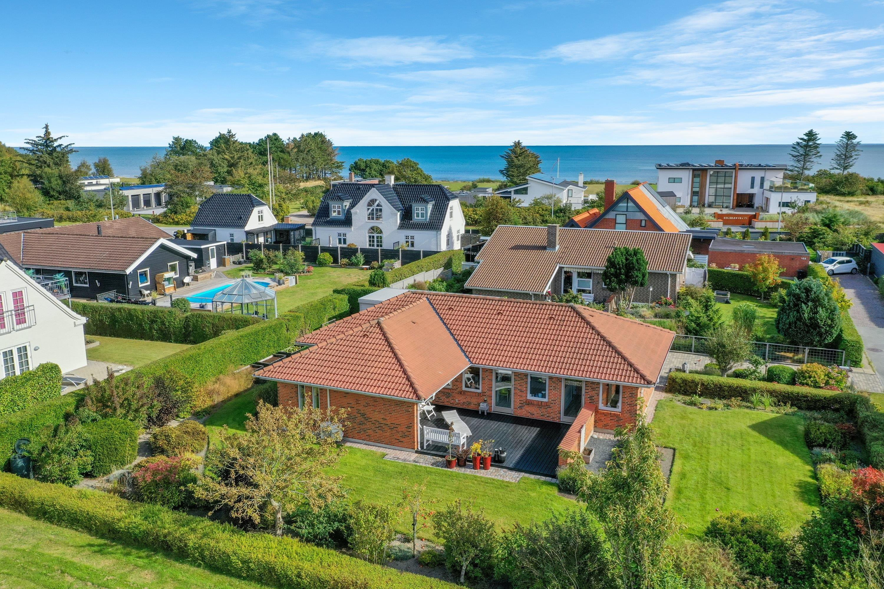 Til salg hos Mæglerhuset Sæby: Fuldmuret villa tæt på vandet