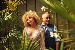 HUSH bringer "Fading Into Golden" til Skive Theater