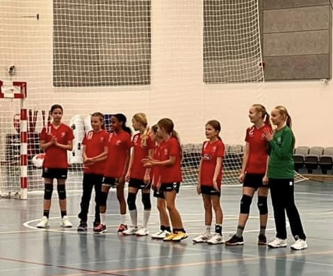 Brønderslevs U-11 piger hentede flot hjemmebanesejr mod Hjallerup med stærkt forsvarsspil