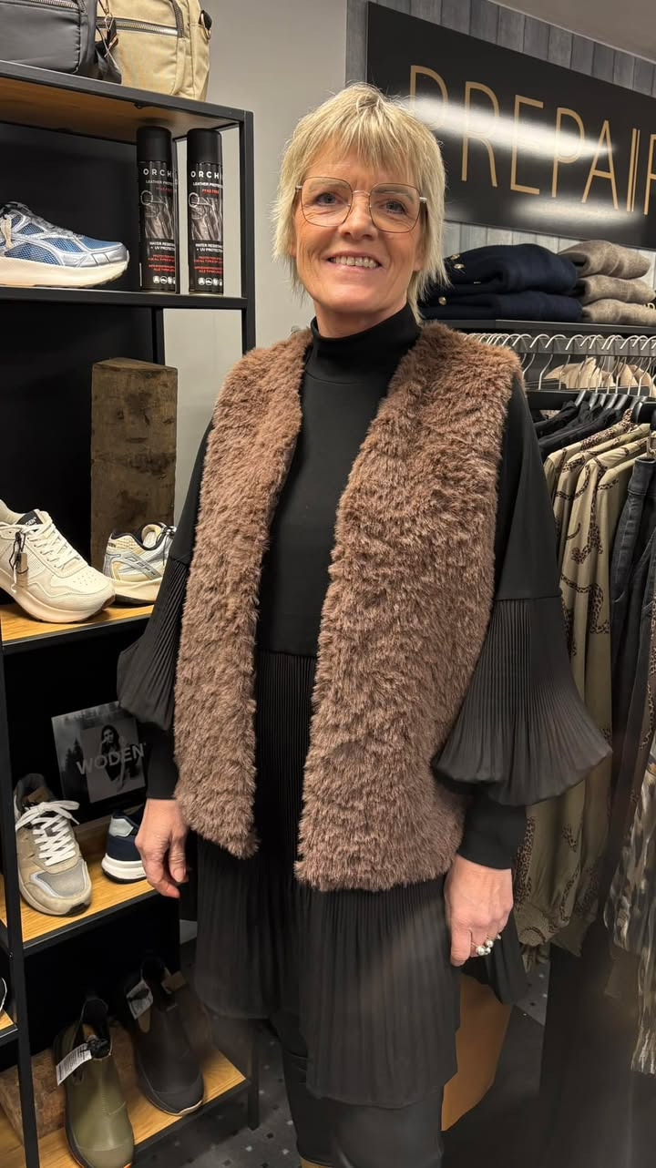 Rosengreen sælger smart plys vest fra Marta til nedsat pris 