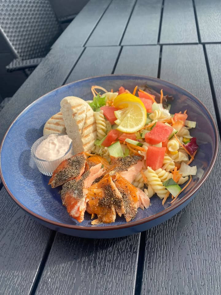 Havnens Fisk Øster Hurup har lørdagstilbud på varmrøget laks med pastasalat
