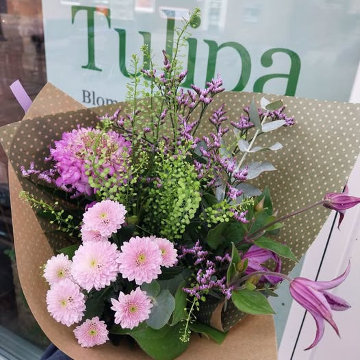 Tulipa Blomster & Havedesign har en violet fredagsbuket til 165 kr