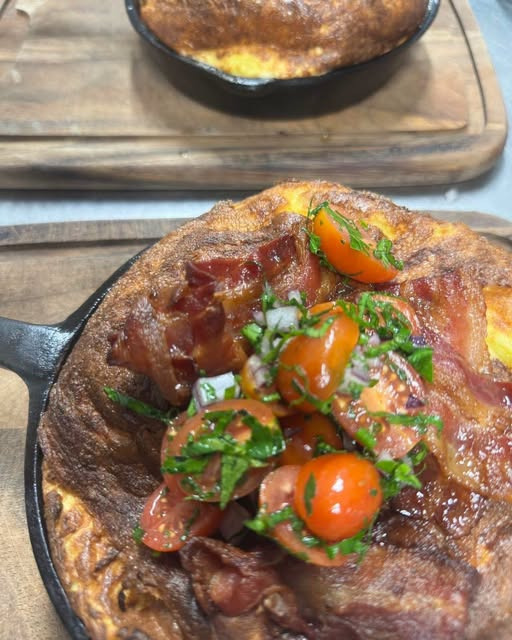 Den Hvide Hest Kolding serverer klassisk æggekage med økologiske æg og sprødstegt bacon