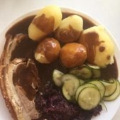 Fredagsmenu den 17. maj: Ribbensteg med kartofler, rødkål, agurkesalat og sovs til 95 kr - forudbestilling anbefales