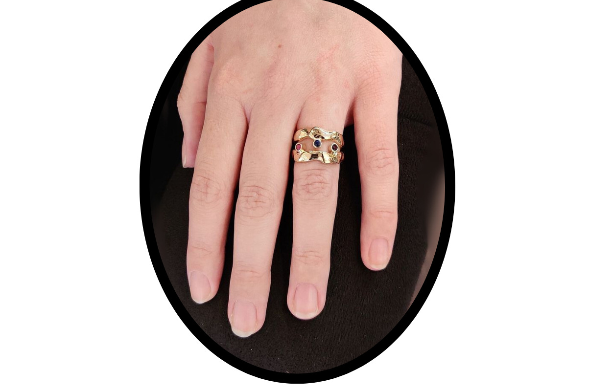 Britta omdanner familiens arvesmykker til en unik ring for barnebarnet Anne: En gave fyldt med minder og betydning