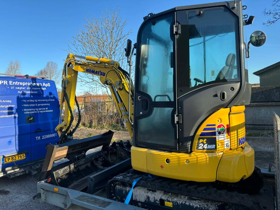 Scantruck A/S leverer ny Komatsu minigraver og maskintrailer til PR Entreprenøren