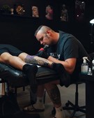 Sidste chance for at få en tatovering hos Jesper i år hos Mr. & Mrs. Tattoo