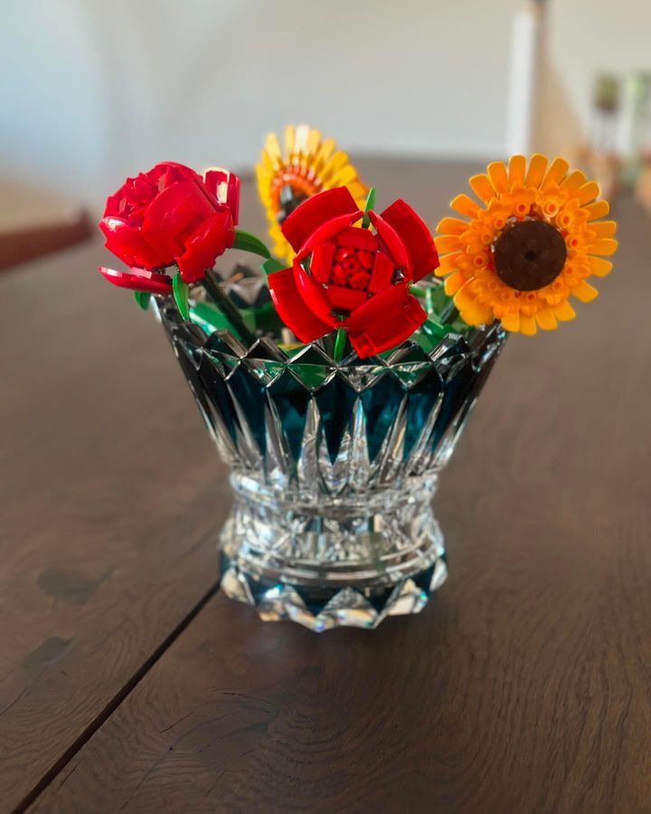 Lego blomster bliver til farverig dekoration på klinikken efter fødselsdagsgave