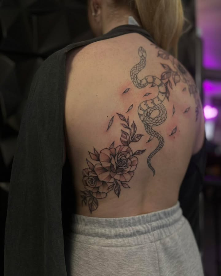 Sofie fra Hos Din Tatovør udvider rygdekoration med blomsterdesign