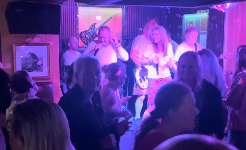 Musikalsk fest med liveband på Buddy Holly Skagen