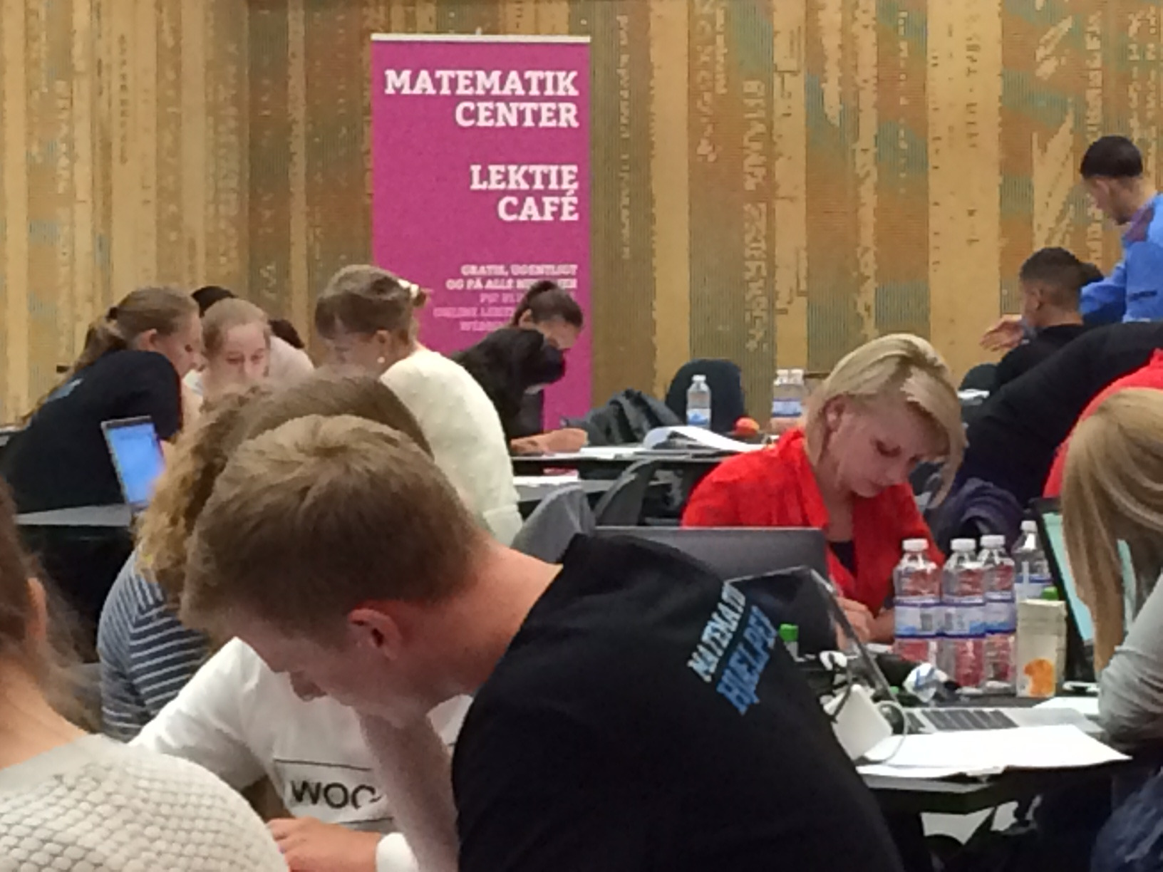 Oplev en lærerig dag på Dokk1 med studiecaféer og inspirerende foredrag