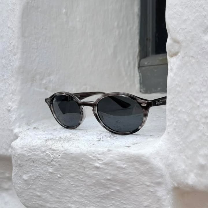 Frost Optik fremhæver tidløse Ray-Ban briller i grå nuancer