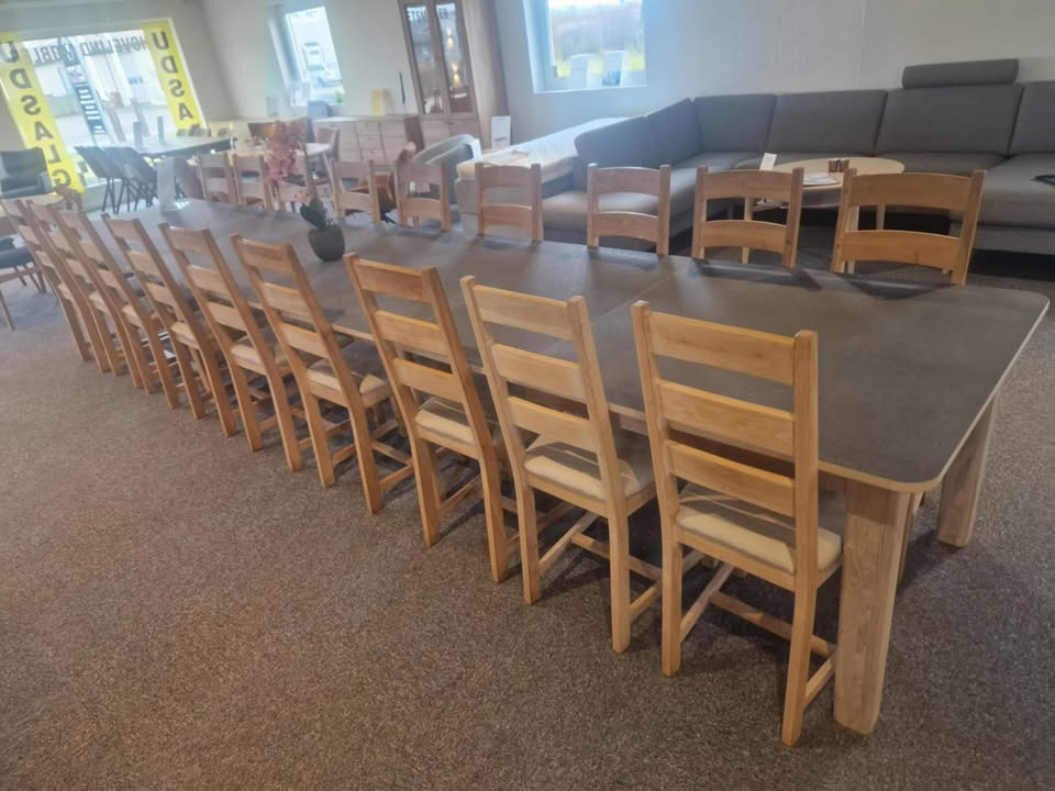 Hovelind Møbler tilbyder brugte Provence stole i egetræ til salg