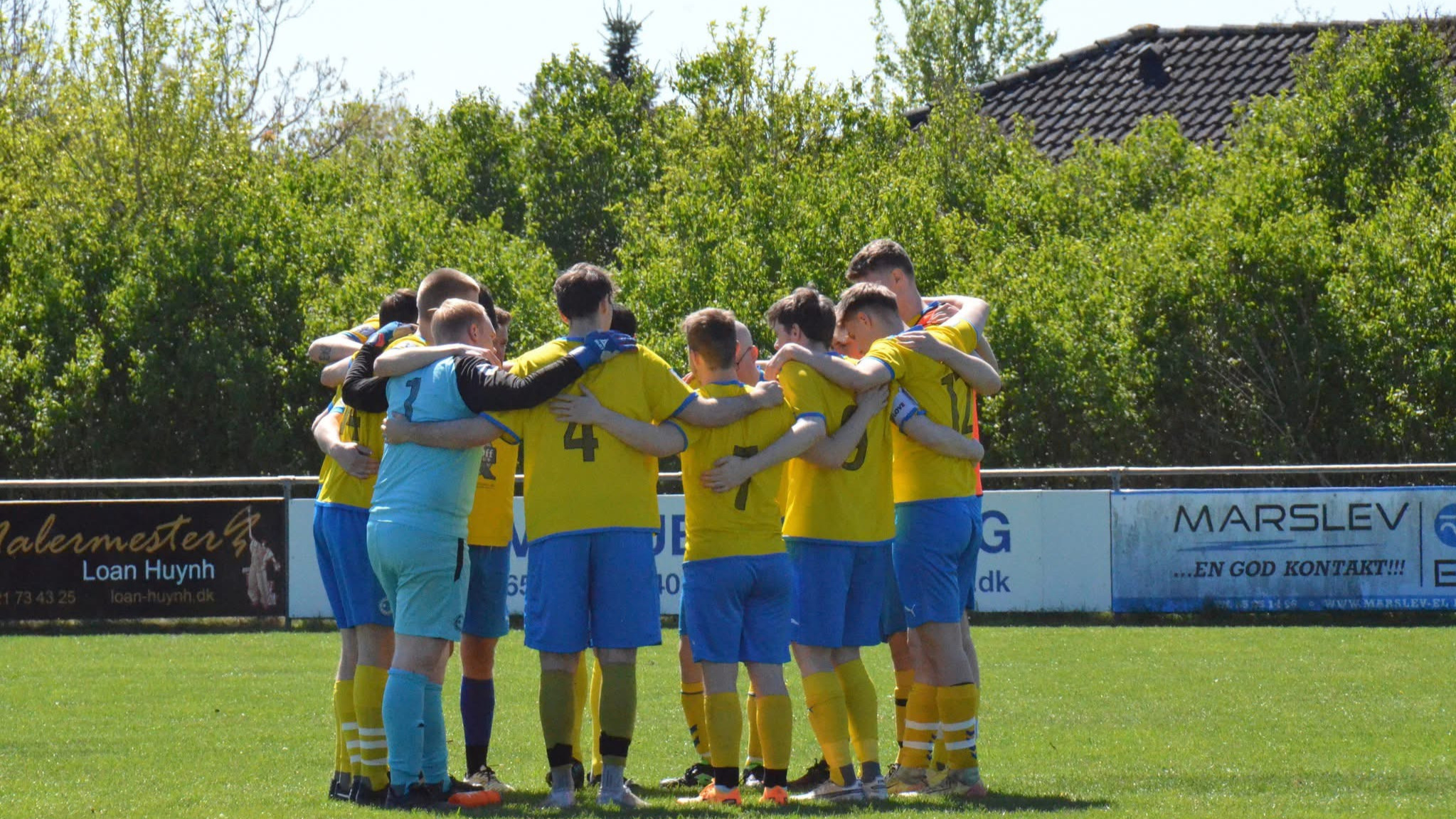 Hovedløse høns blev til fightere: Birkende BK's anden halvleg sikrer Simon hattrick