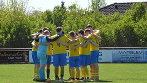 Hovedløse høns blev til fightere: Birkende BK's anden halvleg sikrer Simon hattrick