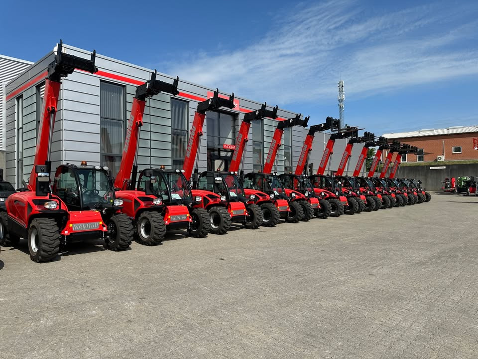 SCANTRUCK A/S viser 15 Manitou MT625 teleskoplæssere frem for kunden