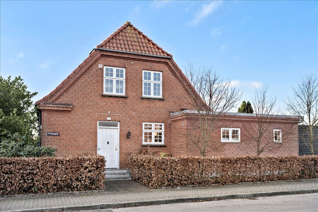 Renoveret mu­rer­mester­vil­la med central beliggenhed i Vejen