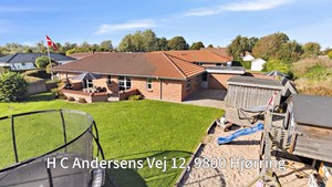 Velindrettet etplansvilla med stor garage og børnevenlig have til salg i Hjørring hos Ejendomsmæglerfirmaet Thomas Risager A/S