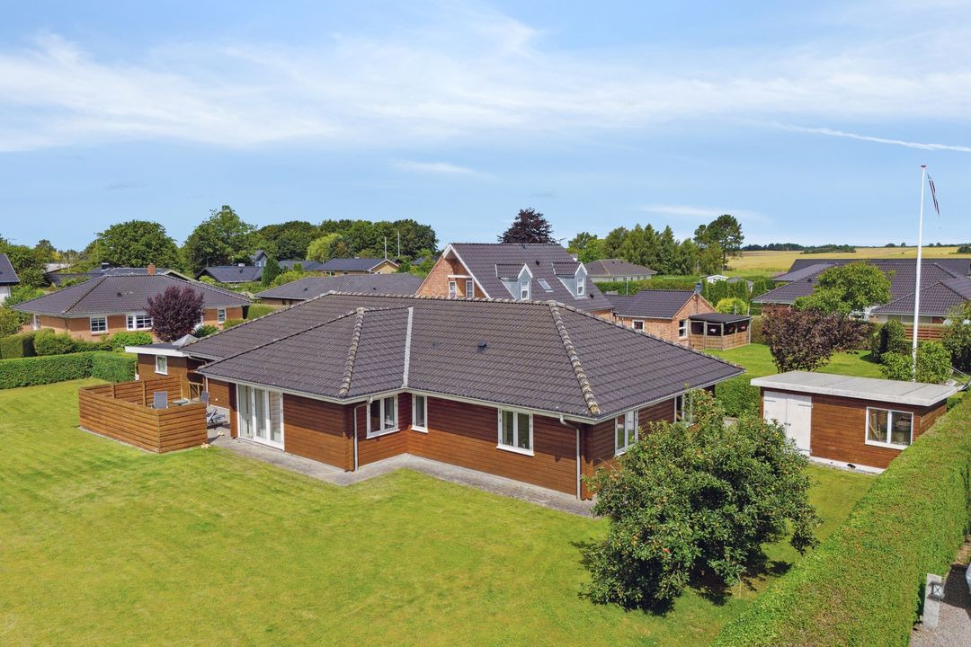 RealMæglerne Klaus Larsen præsenterer moderne villa til salg i børnevenligt kvarter nær Randers