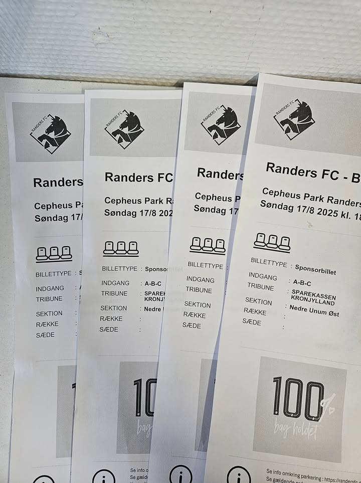 Hos Mormor deler fodboldbilletter til aftenens kamp mellem Randers og Brøndby