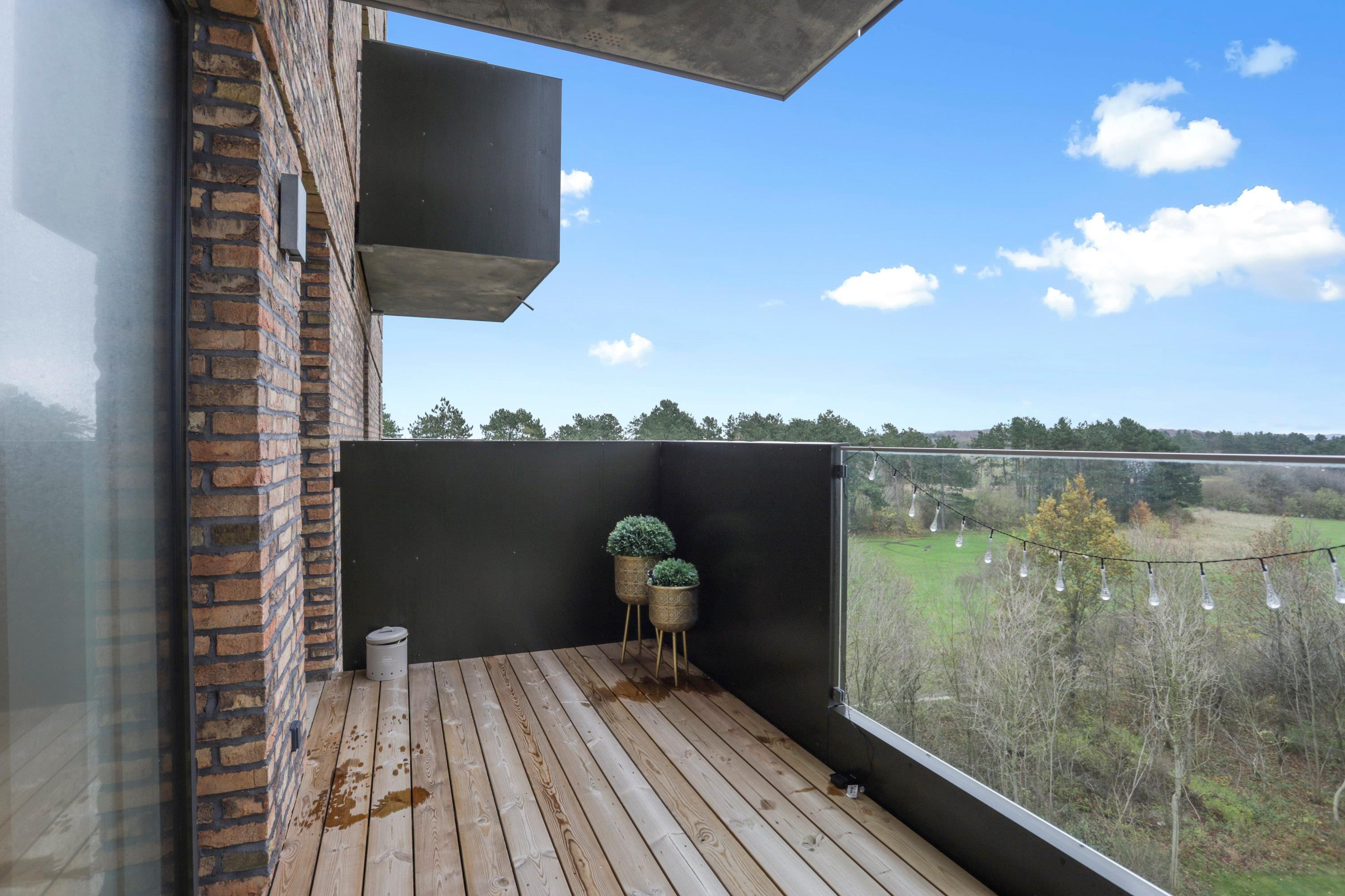 Moderne udsigtslejlighed med to altaner og egen parkeringsplads