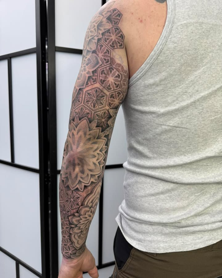 Geometrisk sleeve af Tine hos Mr. & Mrs. Tattoo: Ledige tider i marts og april