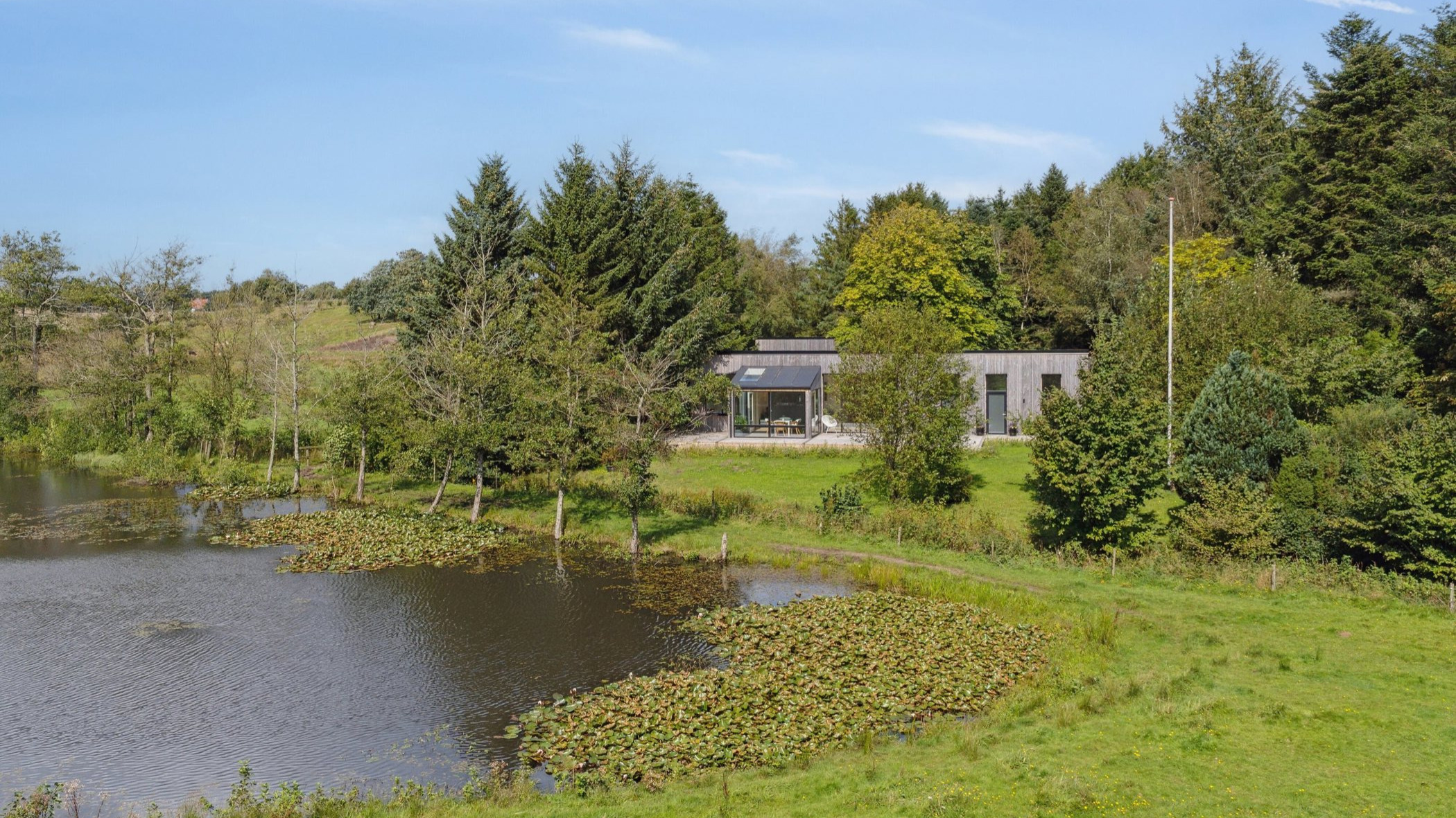 Moderne landejendom med udsigt til skov og sø