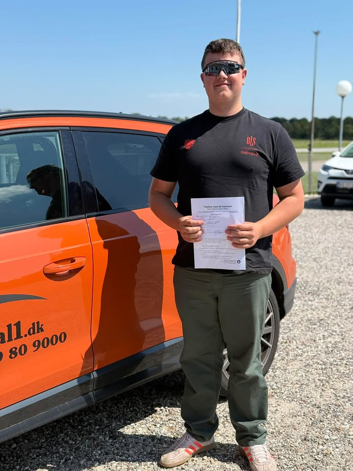 Frisdal Køreskole I/S fejrer nyuddannet bilist Kong Frederik d1 af Himmerland