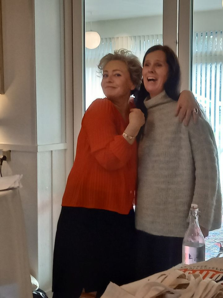 Annette Bjergfeldt charmerer publikum ved Det Kvindelige Litteraturselskabs sidste forårssæsonforedrag