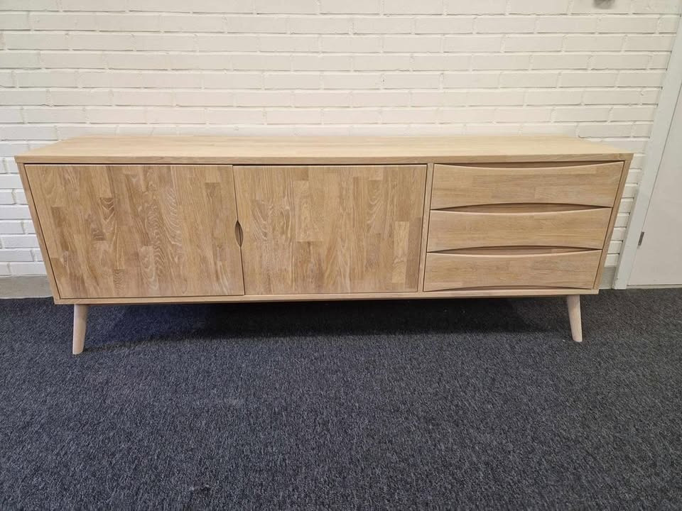 Hovelind Møbler tilbyder brugte skænke til 4500 kr. 