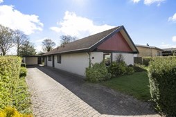 Indbydende villa med plads, lys og charme. Ideel til familiehygge.